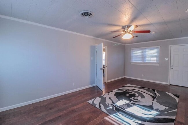 Building Photo - Hassle-Free Living!