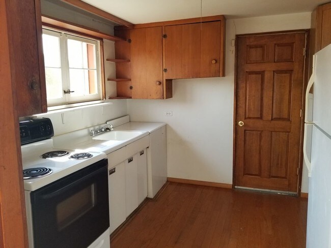Building Photo - 2 Bedroom 1 bath