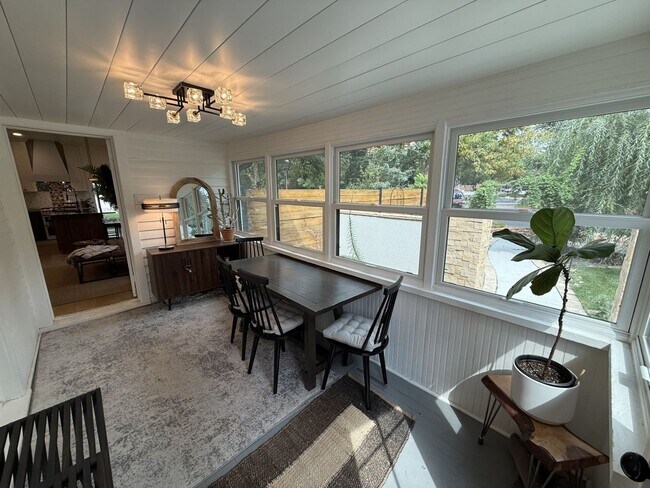 Foto del edificio - Fully Furnished Home In Great Location - Just Steps from Old Town