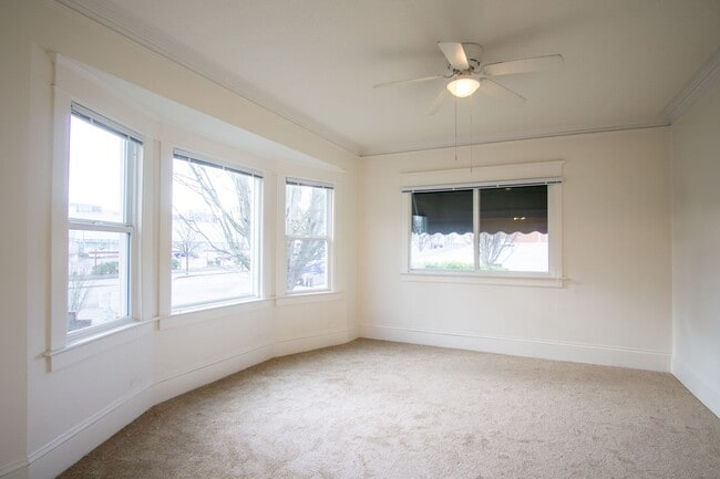 Building Photo - Gorgeous 2-Bedroom Corner Flat in 1911 Fou...