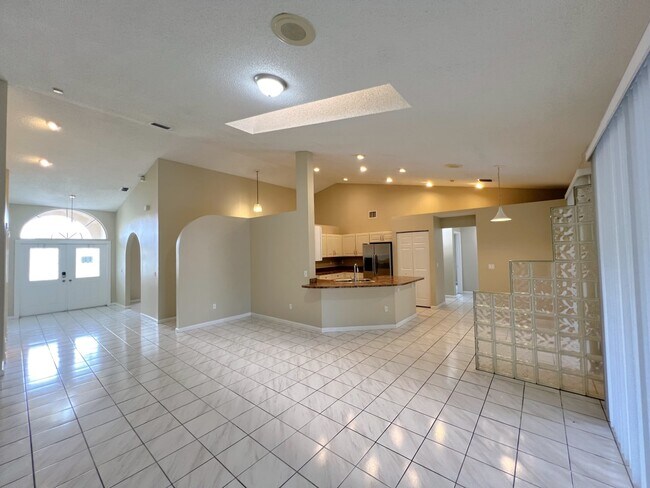 Building Photo - 116 Queens Ln