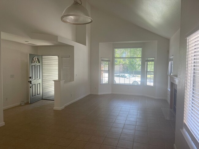 Foto del edificio - 3 Bedroom 3 Bath Home in West Natomas