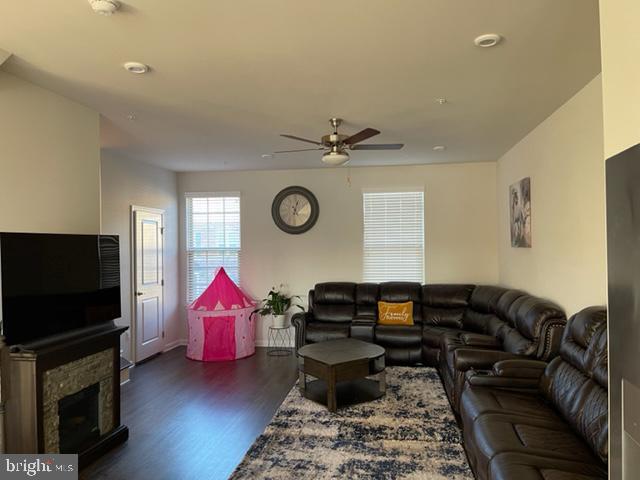 Building Photo - 7912 N Gladden Farm Way