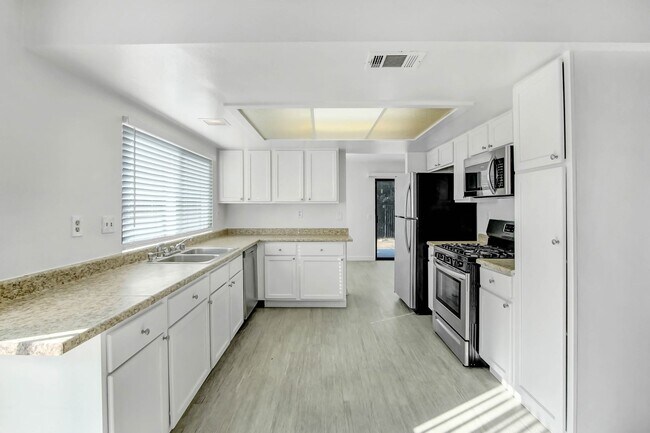 Foto del edificio - 2279 N Sycamore Ave