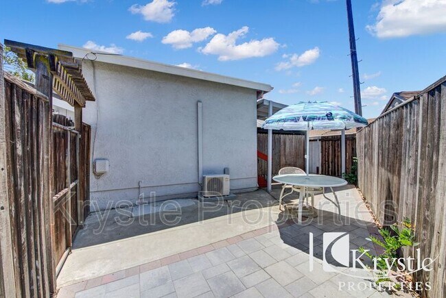 Building Photo - 211 Oakmore Ct