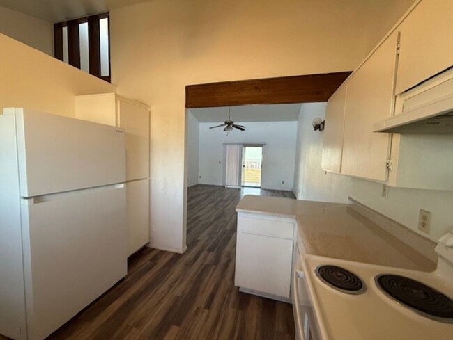 Building Photo - 2 Bedroom 2 Bath Contact Property Pros Pro...