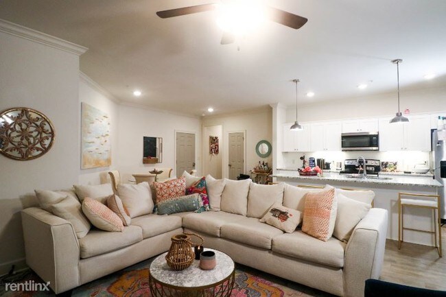 Building Photo - 3 br, 3.5 bath Apartment - 401 University Dr.