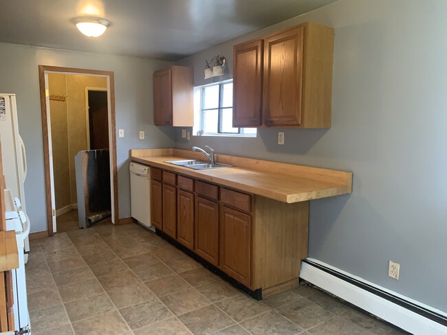 Building Photo - 21225 Beaconsfield Ave