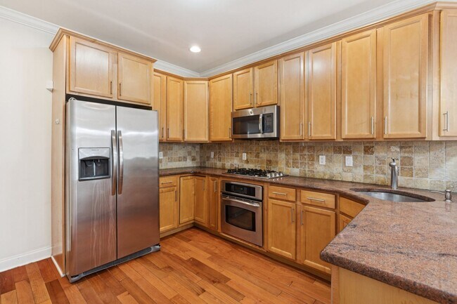 Building Photo - Beautiful 3 bedroom house