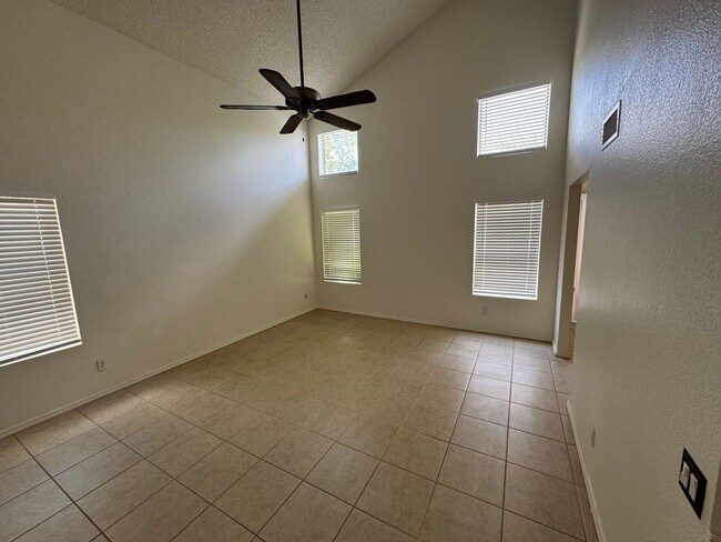 Foto del edificio - 5118 W Mercury Way