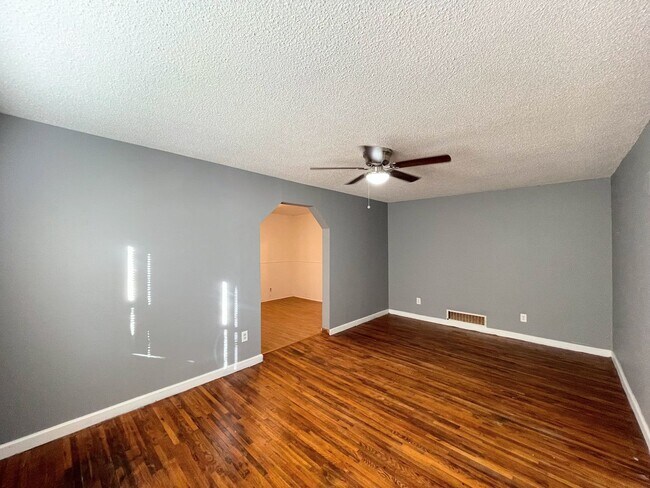 Foto del edificio - 2 Bed 1 Bath with 2-Car Detached Garage