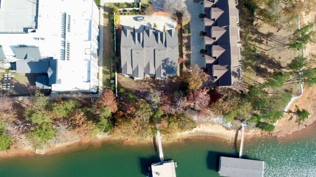 Foto del edificio - You can't beat this lakefront Clemson townhome! Brand New Construction!