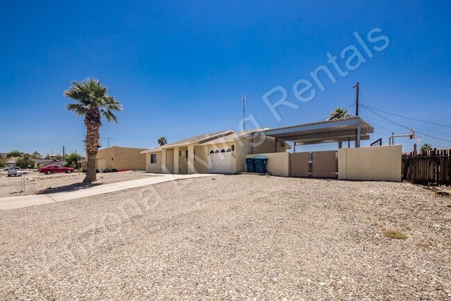Foto del edificio - CENTRALLY LOCATED WITH LARGE YARD