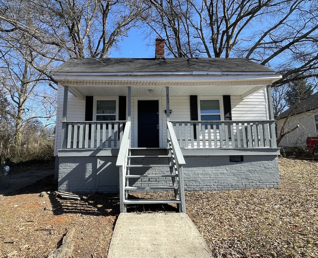 Primary Photo - 3 bedroom 2 bathroom renovated house avail...