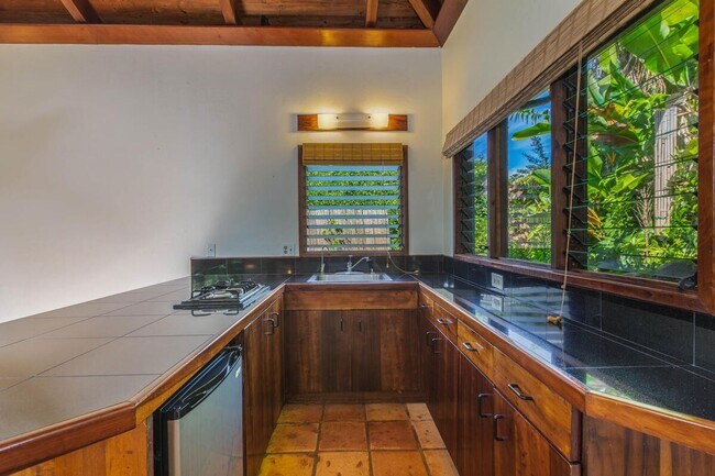Foto del edificio - Tucked away private studio with loft and outdoor shower