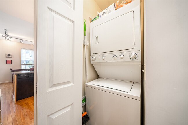 Building Photo - 86 Monroe St