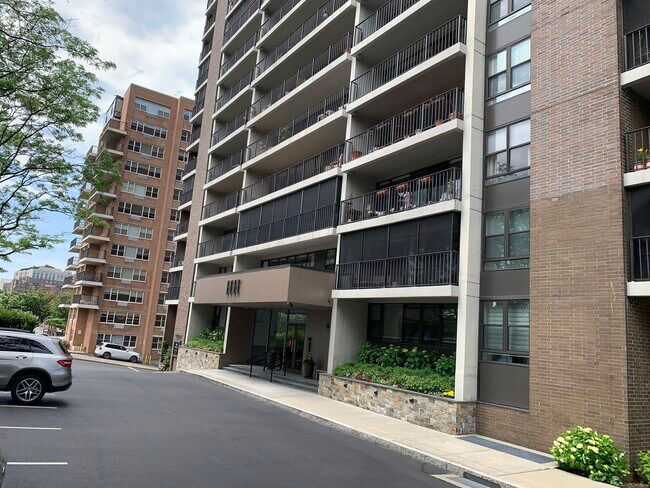 Foto del edificio - 44 Strawberry Hill Ave