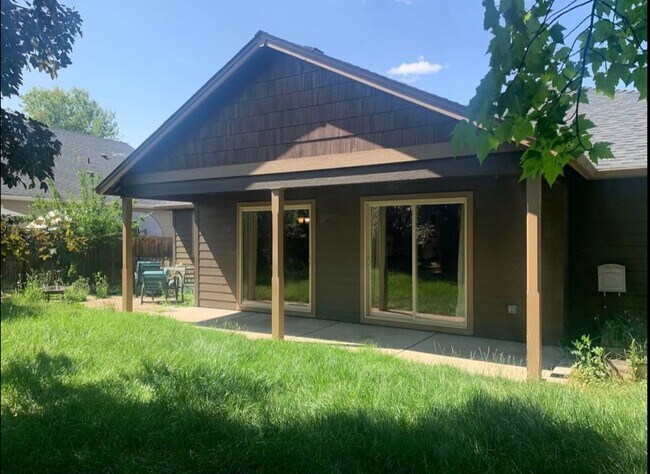 Foto del edificio - Beautiful East Medford 4 Bedroom 2 Bathroom Home