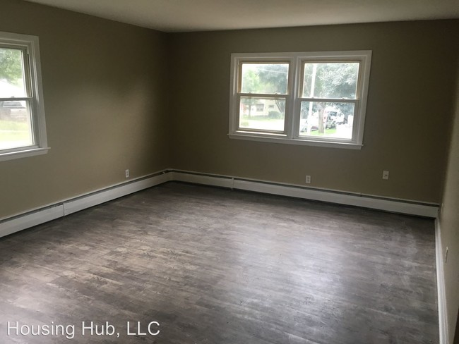 Building Photo - 207 Maple St