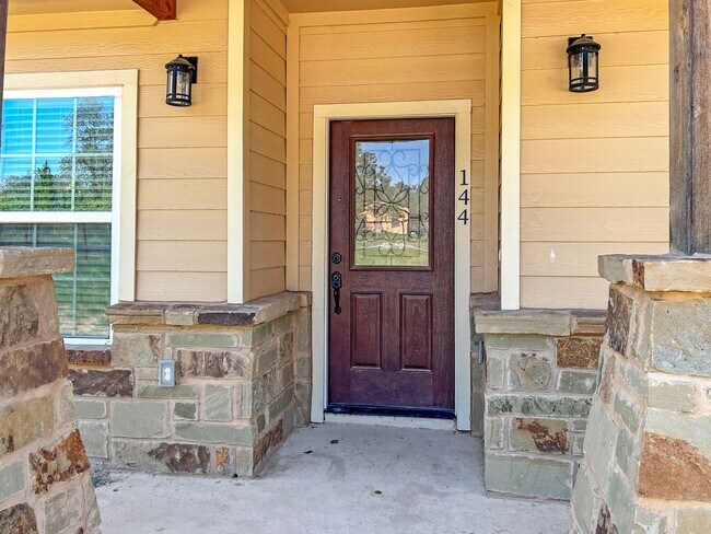 Foto del edificio - Elegant Stone-Front Home on 1 Acre in Natalia