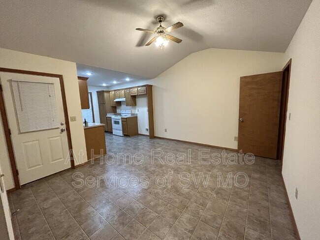 Foto del edificio - 121 Oakwood Dr