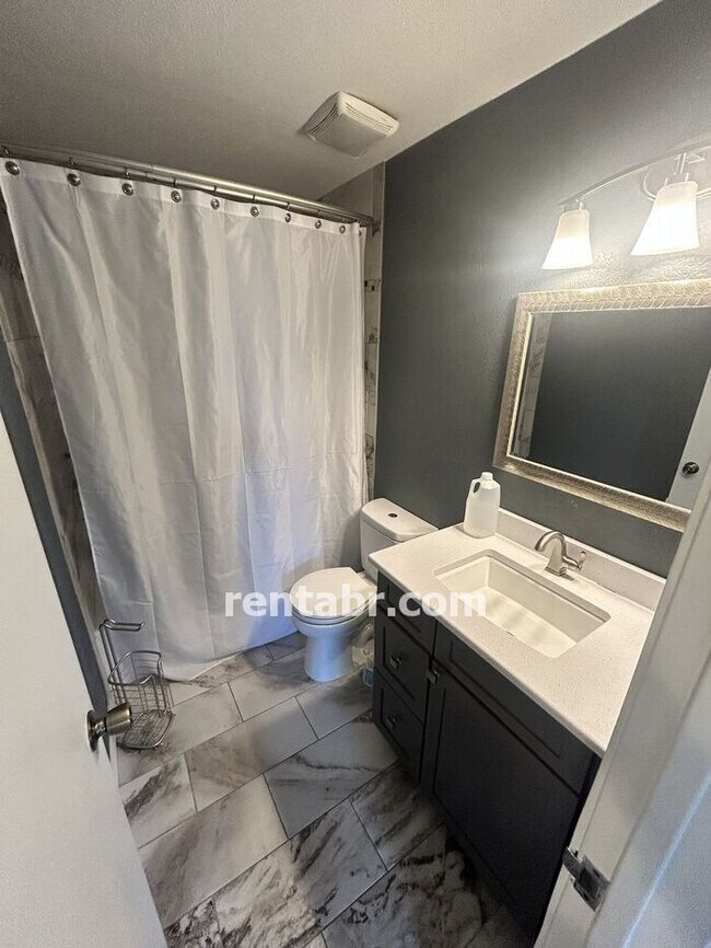 Foto del edificio - Sun Filled 2 Bedroom with Pool!