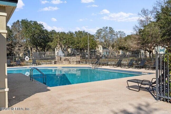 Building Photo - 13703 Richmond Park Dr N