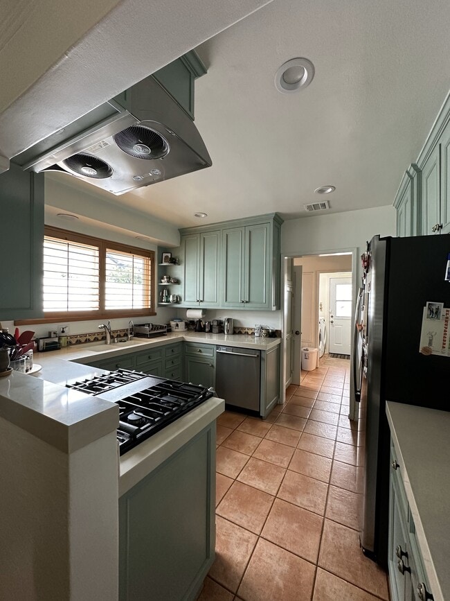 Building Photo - 12424 Sarah St