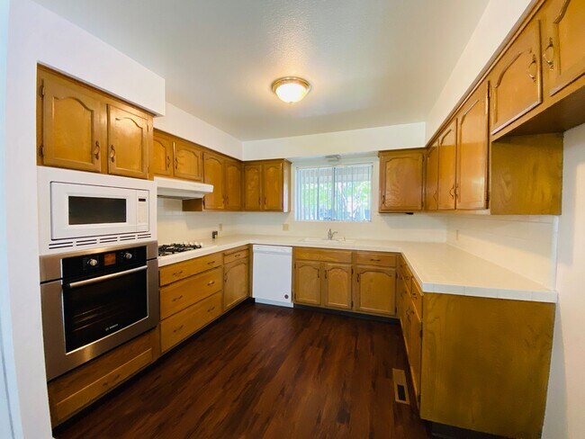 Foto del edificio - $2,250 Herndon & First, Spacious 4 Bedroom...