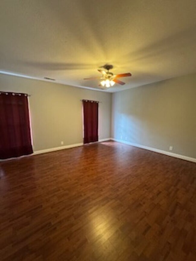 Building Photo - Spacious 3 Bedroom 3.5 Bathroom