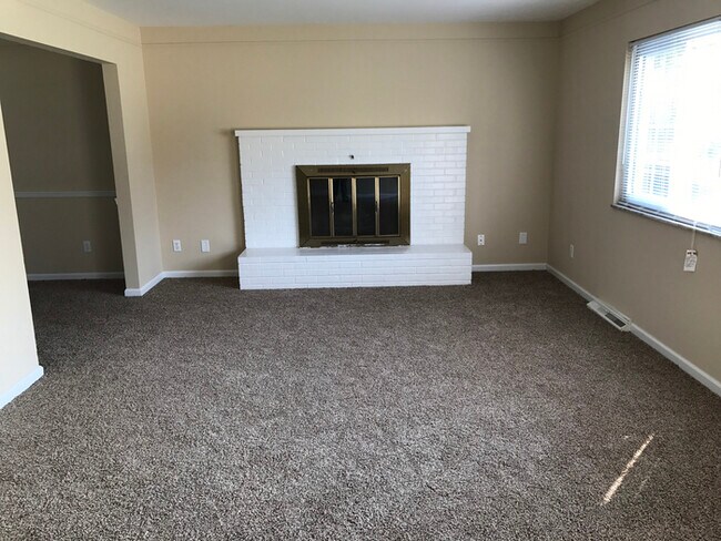 Building Photo - Gorgeous 3 Bedroom with Fireplace!