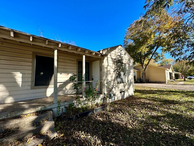 Building Photo - 1517/1519 Maple Drive