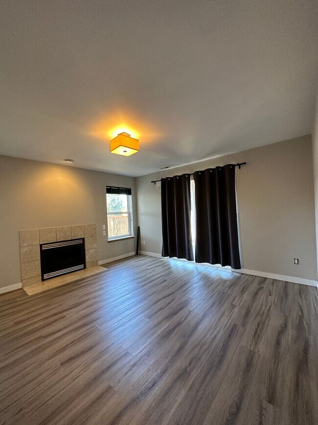 Foto del edificio - Beautiful Bonney Lake Inlet Isle Tri-Level 3 bed 2.5 bath Home!