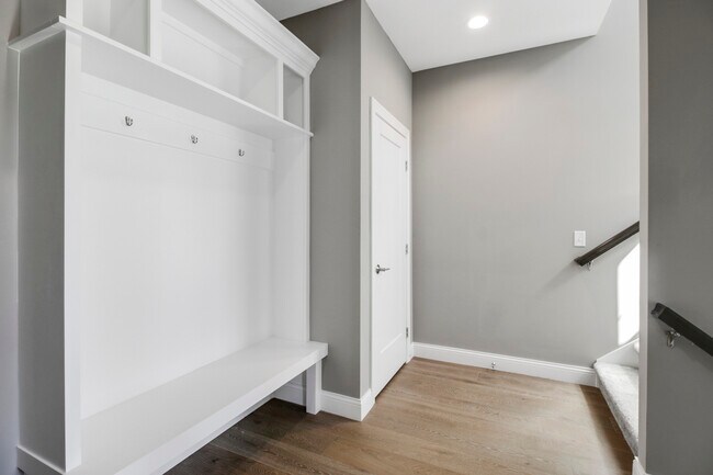 Foto del edificio - 1616 E Lexington Dr