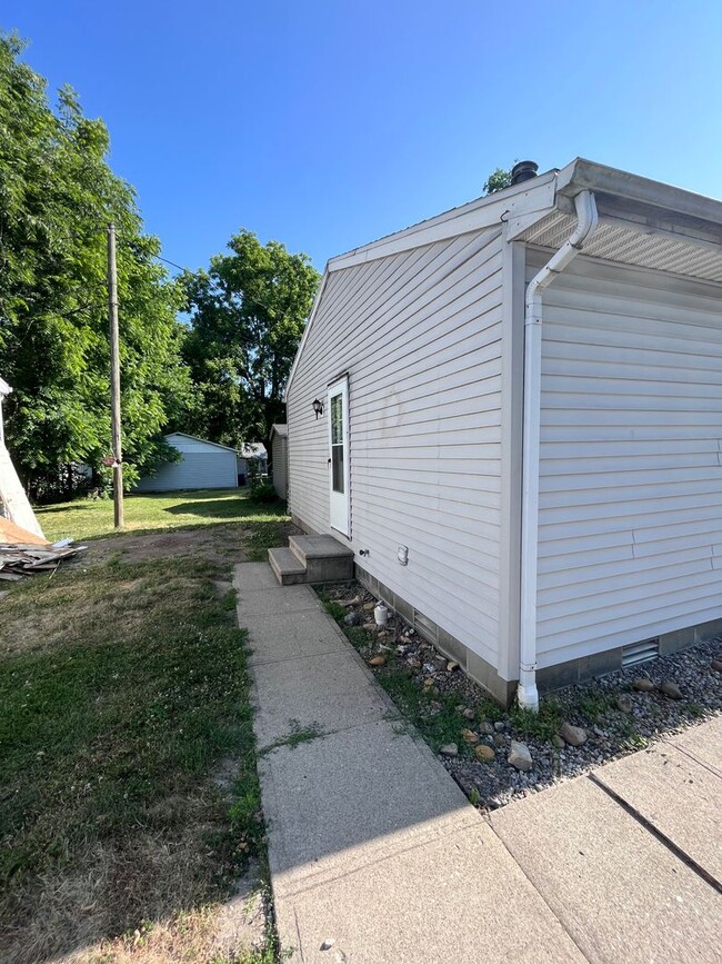 Building Photo - 2 Bedroom Duplex