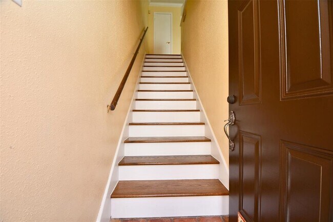 Building Photo - 2744 Briarhurst Dr