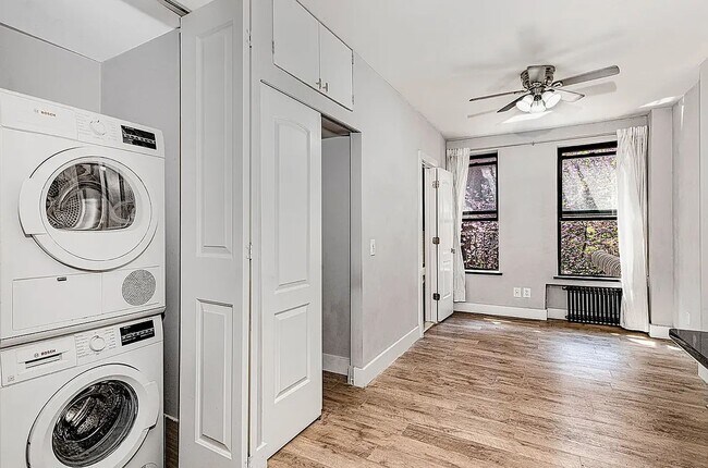 Foto del edificio - 448 W 46th ST