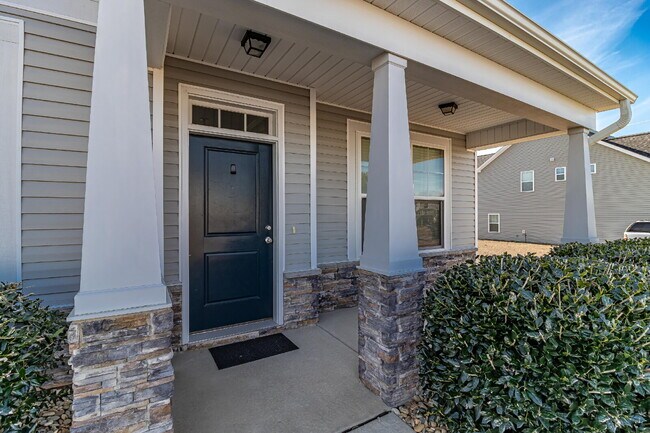 Foto del edificio - STUNNING & SPACIOUS! GANDER LAKE 4 BR | 3 BA IN PIKEVILLE SCHOOL DISTRICT *LAWN CARE INCLUDED!*