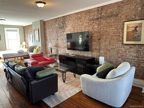 Building Photo - 118 Main St