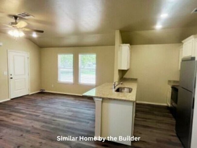 Building Photo - Move-In Ready 2-Bed Duplex – Bright, Modern, and Perfect for Pets!
