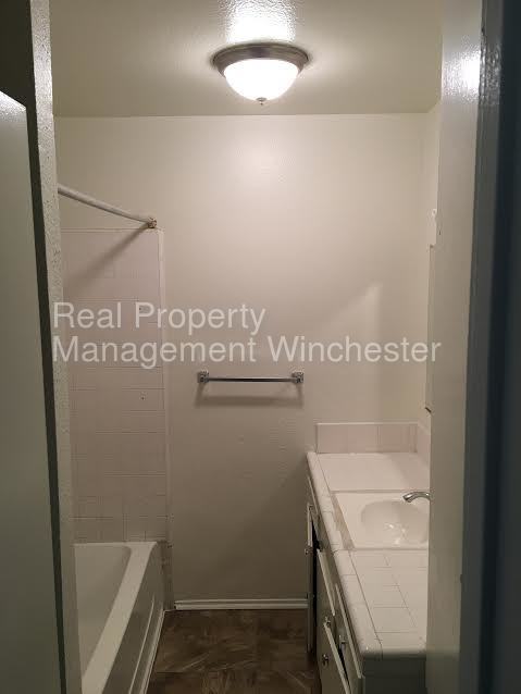 Foto del edificio - 2301 Skylark Dr
