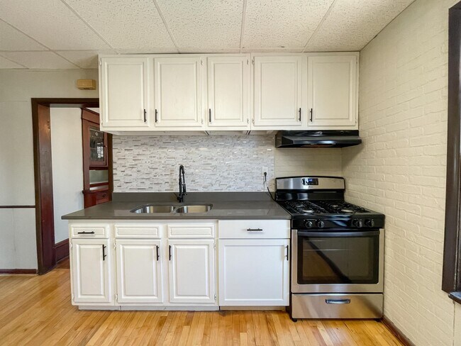 Building Photo - 1208 Reaney Ave E