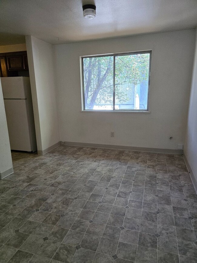 Building Photo - 3 bedroom 1 bath duplex