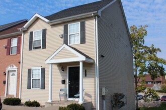 Building Photo - 1119 N Byrne Rd