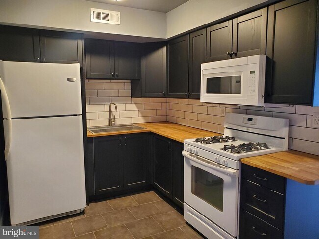 Building Photo - 7752 Rockwell Ave