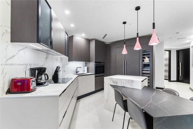 Foto del edificio - 100 South Pointe Dr
