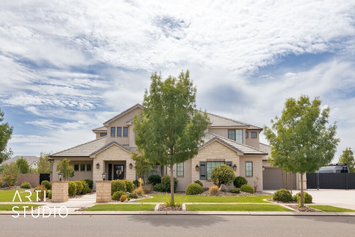 Foto principal - Gorgeous 5 bed 4 bath with AWESOME BACK YA...