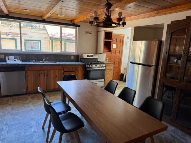 Building Photo - Furnished Seasonal or Long term  for 8 ppl. near heavenly Avail. 09/17/26!