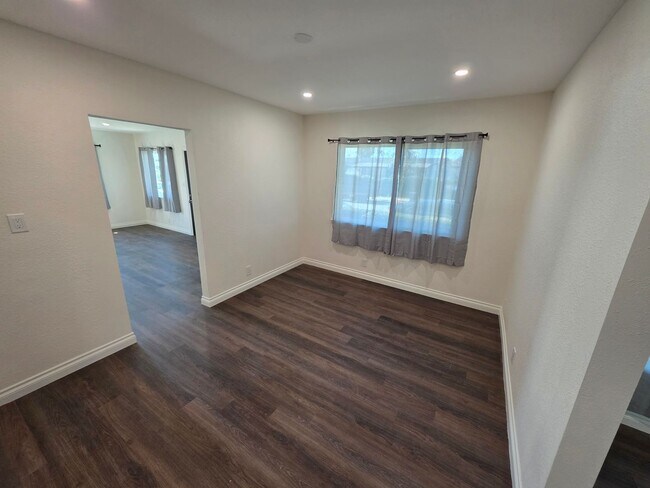 Building Photo - LOOKS JUST LIKE NEW