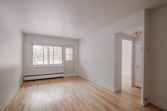 Building Photo - 6525 Cte-Saint-Luc